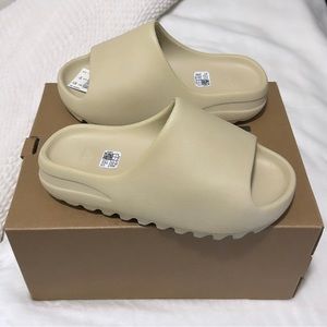 YEEZY SLIDES BONE